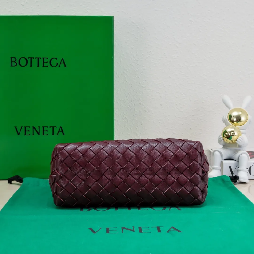 Batch 1960 BOTTEGA VENETA 2024 spring and summer new small ANDIAMO chain bag is also available! 🔥🔥I believe many friends have been waiting for a long time. The metallic chain adds a touch of sophistication to the original softness and elegance of Andiamo. The collision of classic craftsmanship and elegance creates a different kind of beauty. Style number: 6008 Size: 25*22*10.5cm